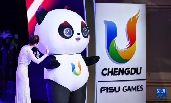 7月29日，成都大運(yùn)會(huì)吉祥物“蓉寶”在聯(lián)歡會(huì)現(xiàn)場(chǎng)。新華社記者 張端 攝