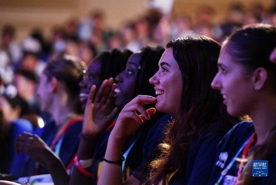 7月29日，外國運(yùn)動(dòng)員在聯(lián)歡會(huì)現(xiàn)場(chǎng)觀看節(jié)目。新華社記者 張端 攝