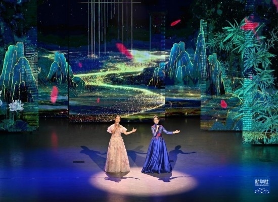 7月29日，演員在聯(lián)歡會(huì)現(xiàn)場(chǎng)演唱。新華社記者 蔡湘鑫 攝