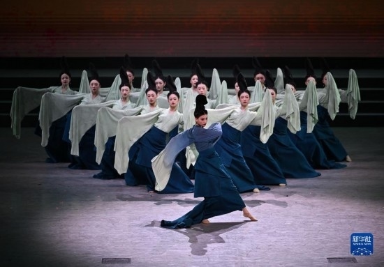 7月29日，演員在聯(lián)歡會(huì)現(xiàn)場(chǎng)表演《只此青綠》。新華社記者 蔡湘鑫 攝