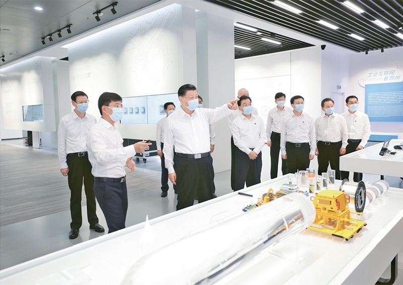 2023年7月5日至7日，中共中央總書記、國(guó)家主席、中央軍委主席習(xí)近平在江蘇考察。這是5日下午，習(xí)近平在蘇州工業(yè)園區(qū)考察。 新華社記者 鞠鵬/攝