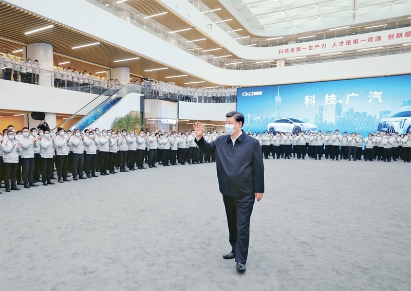 2023年4月10日至13日，中共中央總書記、國(guó)家主席、中央軍委主席習(xí)近平在廣東考察。這是12日下午，習(xí)近平在廣汽研究院向職工們揮手致意。 新華社記者 鞠鵬/攝