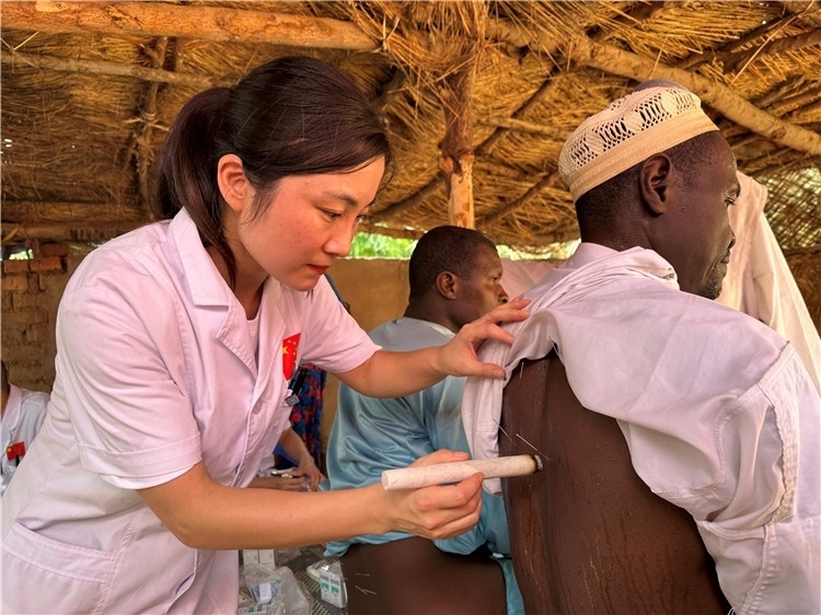 圖為吉安市中心人民醫(yī)院中醫(yī)科副主任醫(yī)師王李妮為患者進(jìn)行針灸治療。中國駐乍得醫(yī)療隊提供