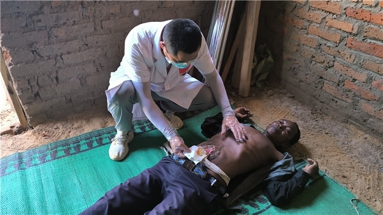 圖為南昌大學(xué)第二附屬醫(yī)院胃腸外科主治醫(yī)師周智勇檢查切口疝患者。中國駐乍得醫(yī)療隊供圖