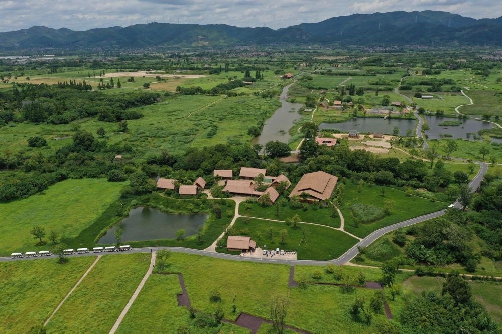 這是在浙江省杭州市余杭區(qū)拍攝的良渚古城遺址公園（2022年7月6日攝，無人機照片）。新華社記者 黃宗治 攝