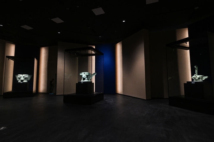 7月26日在三星堆博物館新館拍攝的展品。新華社記者 王曦 攝