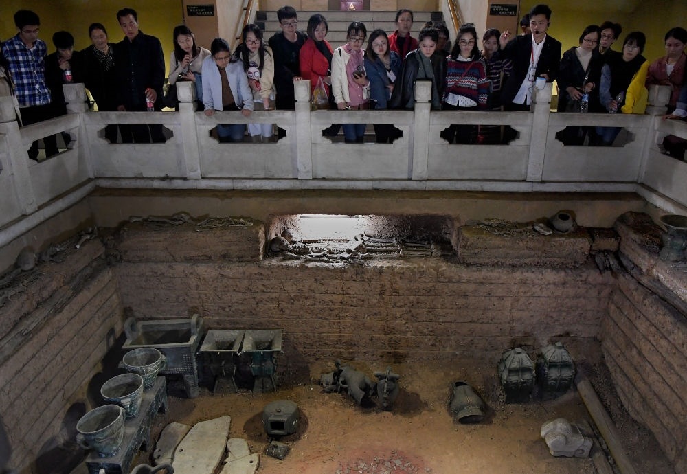 游客在河南安陽殷墟宮殿宗廟遺址內(nèi)的婦好墓參觀（2018年10月12日攝）。新華社記者 李安 攝