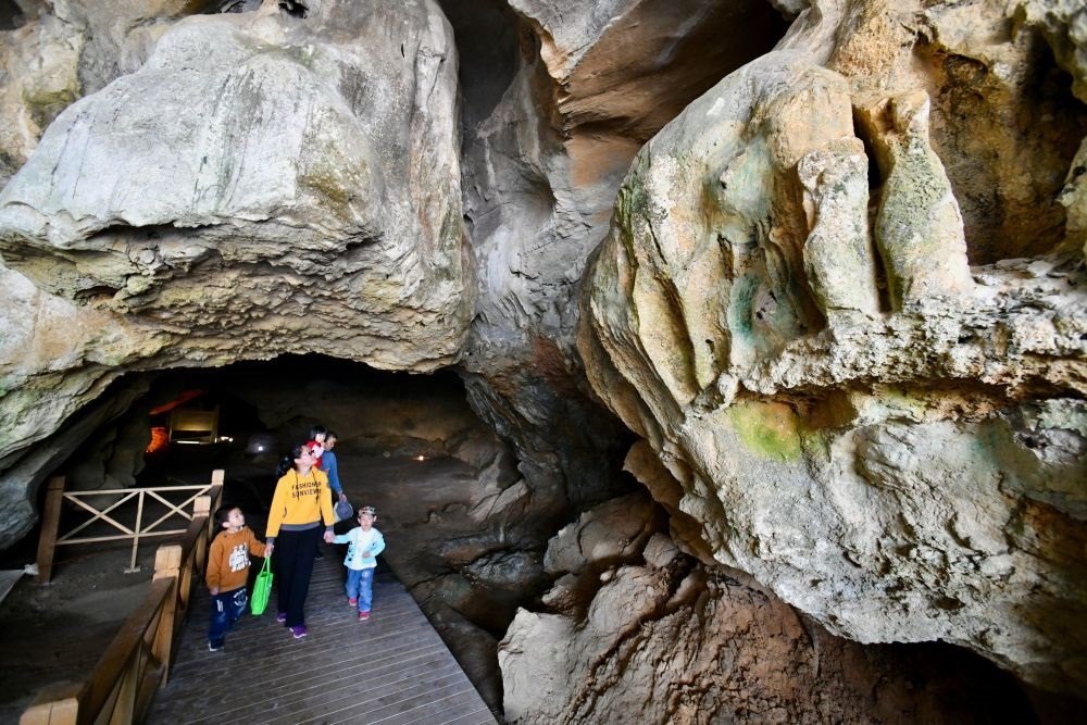 游人在位于福建省三明市三元區(qū)巖前鎮(zhèn)的萬壽巖遺址船帆洞游覽（2020年4月9日攝）。新華社記者 姜克紅 攝