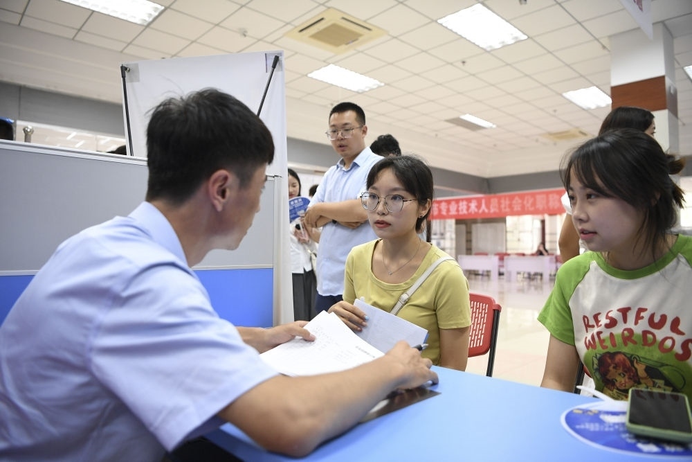 2023年7月29日，“揚(yáng)就業(yè)之帆，啟夢(mèng)想之旅”2023年寧夏（銀川）離校未就業(yè)高校畢業(yè)生招聘會(huì)在寧夏（銀川）人力資源服務(wù)產(chǎn)業(yè)園舉行。求職者（右）在招聘會(huì)現(xiàn)場(chǎng)與用人單位交流。新華社記者 馮開華 攝