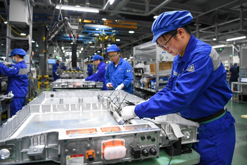 在位于江蘇常州溧陽(yáng)的上汽時(shí)代動(dòng)力電池系統(tǒng)有限公司，工人在車間進(jìn)行電池生產(chǎn)（2023年2月16日攝）。常州市擁有鋰電池電芯及配套生產(chǎn)企業(yè)120余家，動(dòng)力電池產(chǎn)業(yè)2022年實(shí)現(xiàn)產(chǎn)值超1700億元。新華社記者 李博 攝