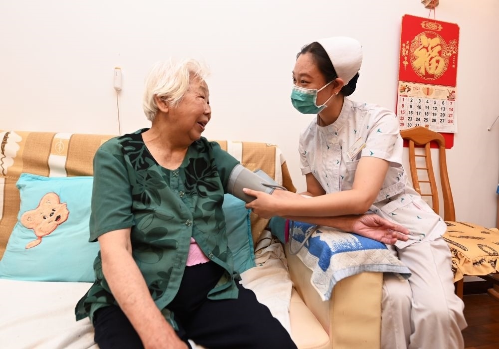 河北廊坊三河市燕達(dá)金色年華健康養(yǎng)護(hù)中心醫(yī)務(wù)人員為入住老人測(cè)量血壓（2023年7月20日攝）。新華社記者 朱旭東 攝