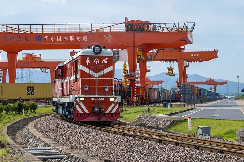 △2023年7月25日，在浙江省金華市華東國際聯(lián)運(yùn)港，一輛“義新歐”中歐班列裝載著110個標(biāo)箱日用百貨、家用電器、家裝材料等貨物，啟程駛向哈薩克斯坦。