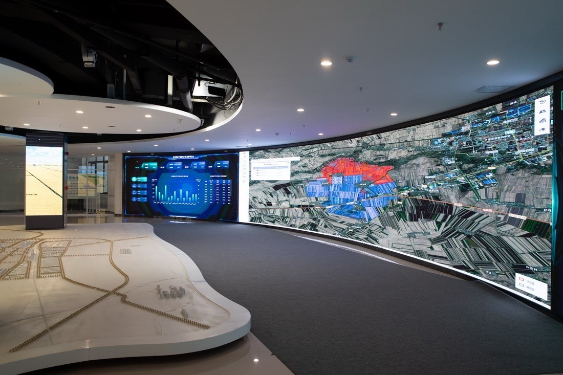 黑龍江省慶安縣數(shù)字農(nóng)業(yè)指揮中心平臺上展示的黑土地情況（4月26日攝）。新華社記者 張濤 攝