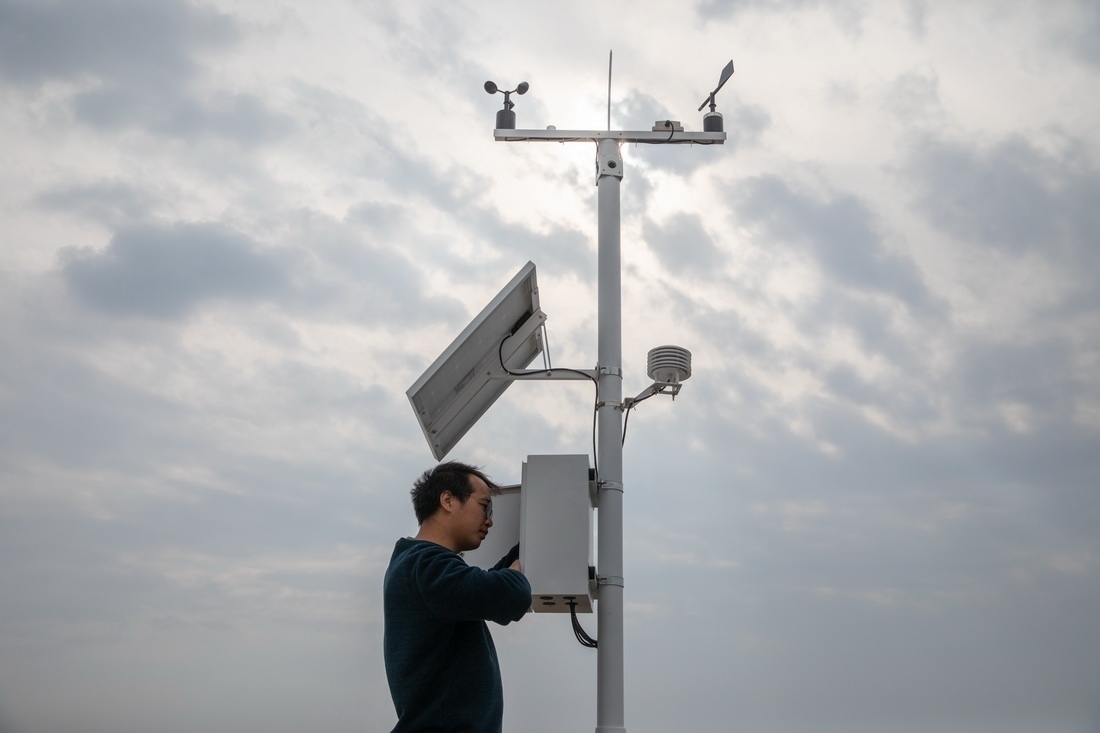 在北大荒集團閆家崗農(nóng)場有限公司農(nóng)業(yè)現(xiàn)代化示范區(qū)，工作人員在調(diào)試氣象設(shè)備（4月27日攝）。新華社記者 張濤 攝