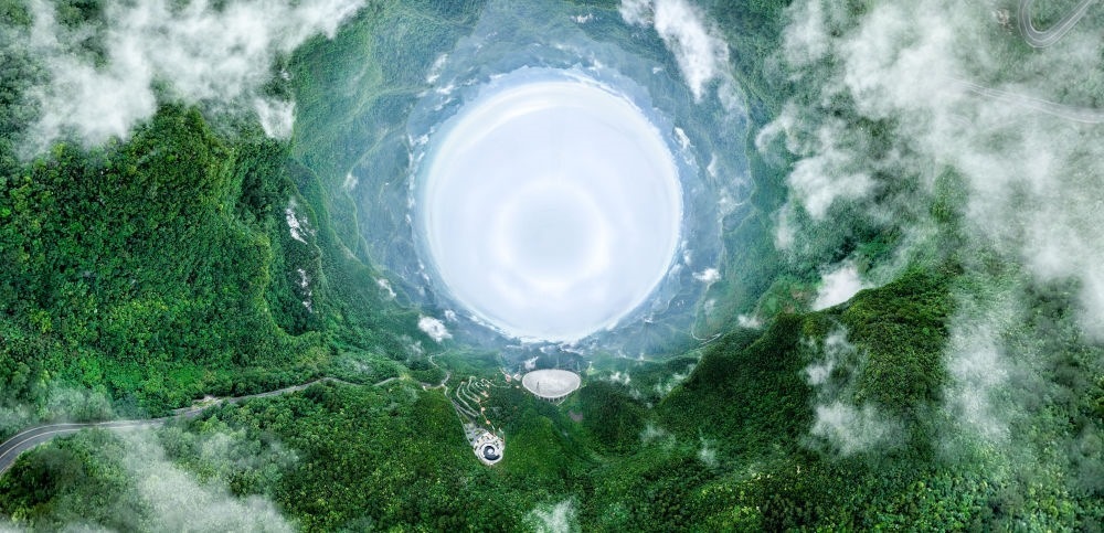 6月22日拍攝的“中國天眼”全景（維護(hù)保養(yǎng)期間拍攝，無人機(jī)全景拼接照片）。新華社記者 歐東衢 攝