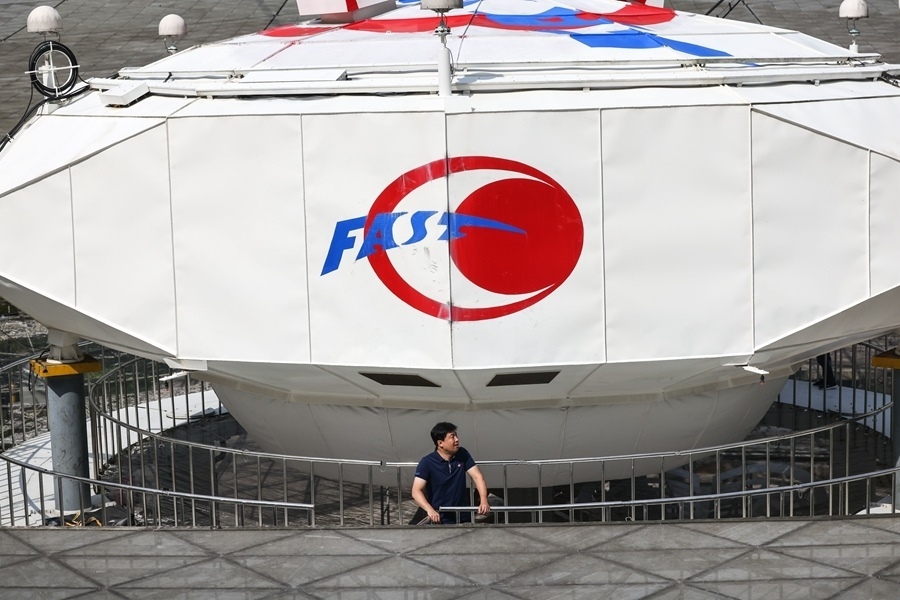 2022年8月25日，F(xiàn)AST運(yùn)行和發(fā)展中心常務(wù)副主任、總工程師姜鵬在饋源艙前（維護(hù)保養(yǎng)期間拍攝）。新華社記者 歐東衢 攝