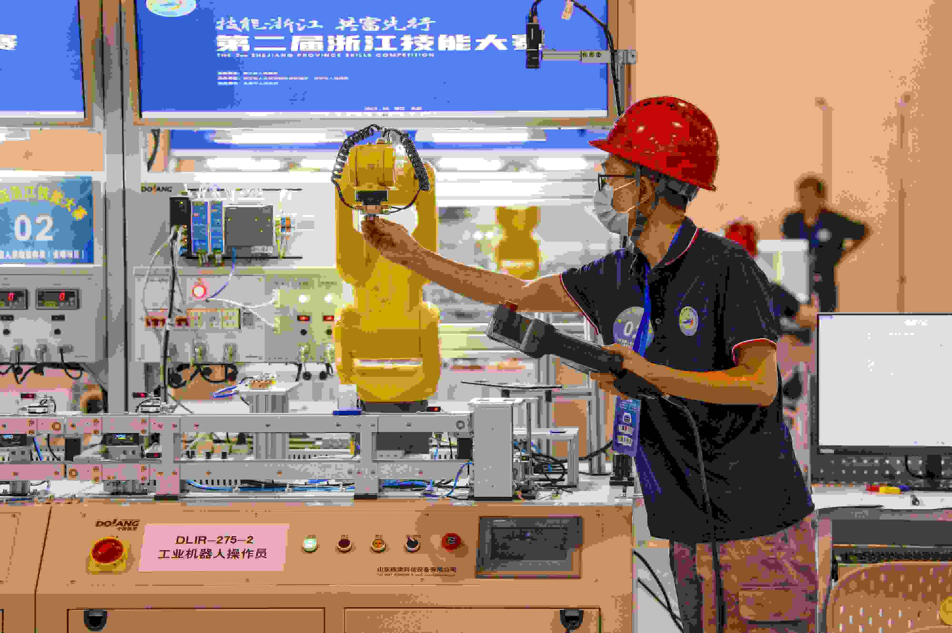 2023年6月19日，第二屆浙江技能大賽在永康市國際會展中心舉行。參賽選手在進行工業(yè)機器人系統(tǒng)操作員項目比賽。