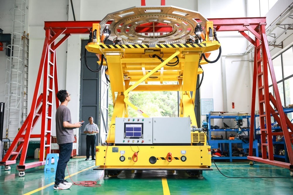 7月26日，工作人員在調(diào)試饋源接收機(jī)拆裝機(jī)器人。新華社記者 歐東衢 攝