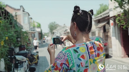 柳芭在胡同里采風(fēng)。人民網(wǎng) 張若涵攝