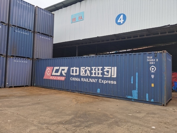 即將以“中老鐵路+中歐班列”模式過(guò)境運(yùn)輸?shù)募b箱。朱益孝攝