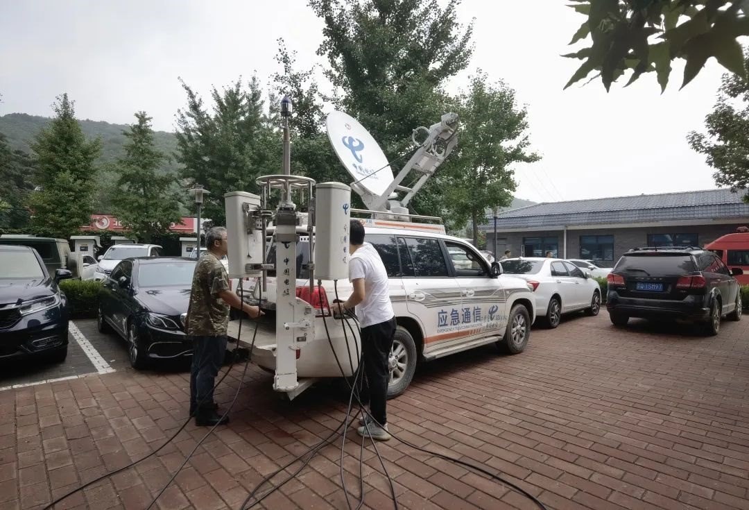 工作人員正在進(jìn)行通信搶修。 受訪者供圖