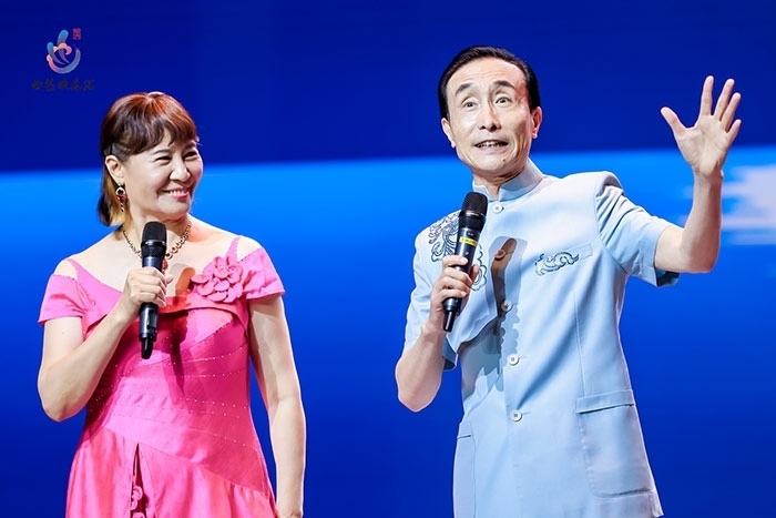 小品表演藝術(shù)家鞏漢林、金珠在演出現(xiàn)場。主辦方供圖