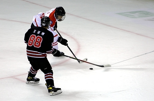 陜西隊(duì)球員馬思成與黑龍江隊(duì)球員王泓博爭搶。人民網(wǎng)記者 胡雪蓉?cái)z