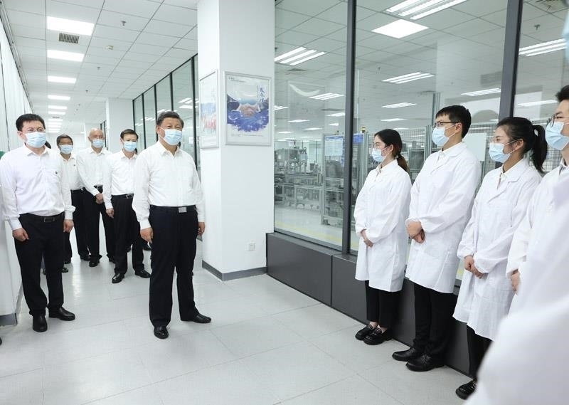 2023年7月6日，習(xí)近平總書記在江蘇南京市考察南瑞集團有限公司，同年輕研發(fā)人員親切交流。