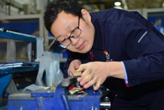 工作中的方文墨。航空工業(yè)沈飛供圖