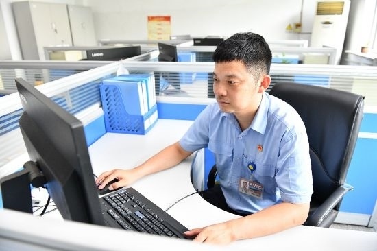 工作中的康凱。航空工業(yè)沈飛供圖