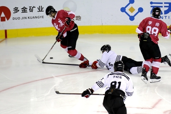 重慶隊(duì)球員與內(nèi)蒙古球員拼搶。人民網(wǎng)記者 胡雪蓉?cái)z