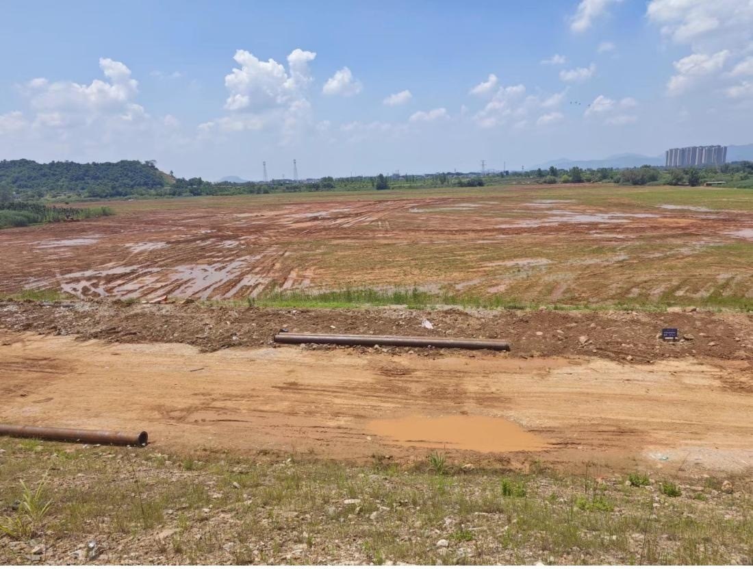 污染控制工程區(qū)域土地已被平整。 人民網(wǎng)記者 黃鈺攝