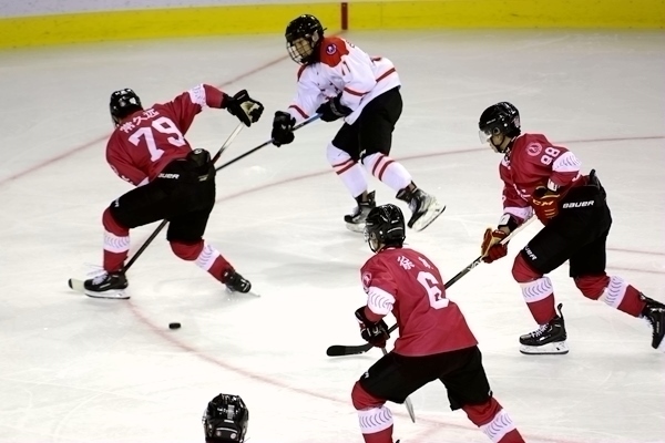 重慶隊球員常久遠(yuǎn)(左)與陜西隊球員呂知宜拼搶。人民網(wǎng)記者 胡雪蓉攝