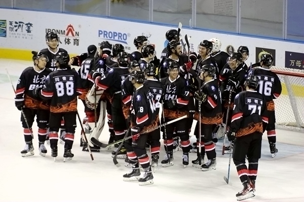 北京隊?wèi)c祝奪冠。人民網(wǎng)記者 胡雪蓉攝