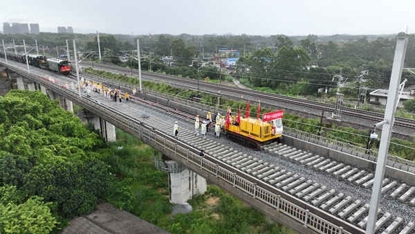 防東鐵路鋪軌現(xiàn)場航拍。
