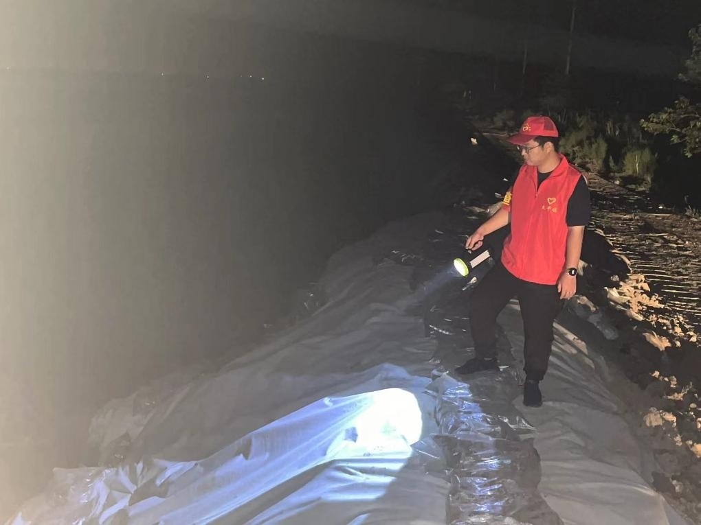 太平鎮(zhèn)干部晚上巡查南小埝。（采訪對象供圖）