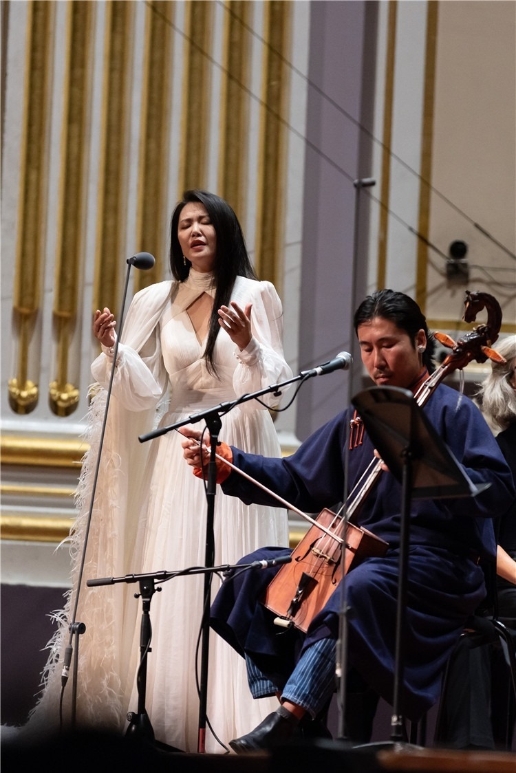 圖片說明： 8月5日，2023愛丁堡國際藝術節(jié)開幕式音樂會《慈悲頌》的演出現(xiàn)場。藝術節(jié)組委會供圖