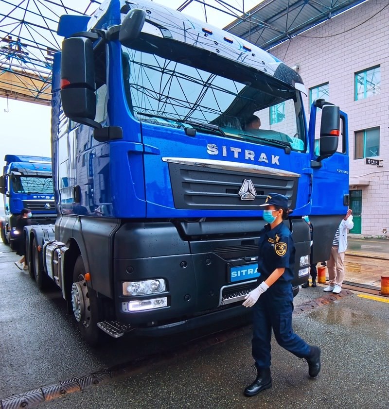 關(guān)員正在對出口車輛進行登臨檢查。人民網(wǎng)記者 栗翹楚攝