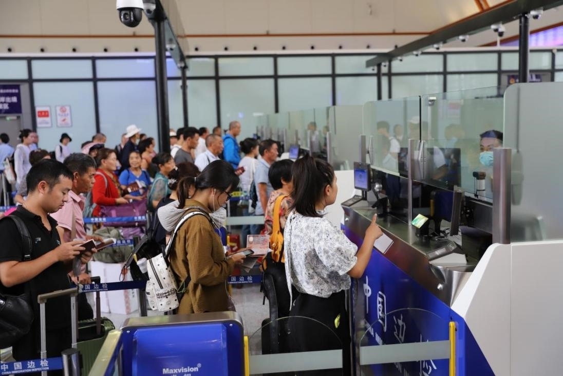 出境旅客在辦理通關(guān)手續(xù)。人民網(wǎng)記者 李發(fā)興攝