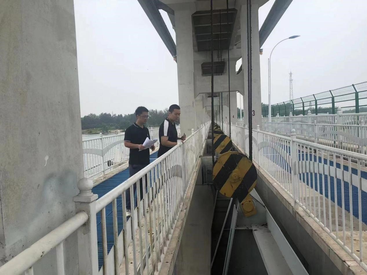 海委海河下游管理局獨流減河進洪閘管理處工作人員檢查水閘閘門啟閉機。受訪者供圖