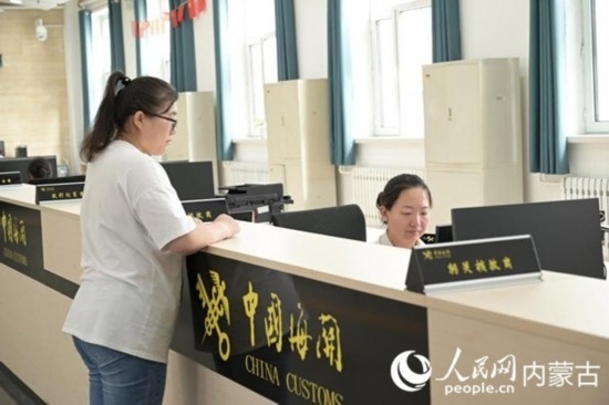 代理報關企業(yè)正在滿洲里車站海關綜合服務大廳辦理業(yè)務。人民網 寇雅楠攝