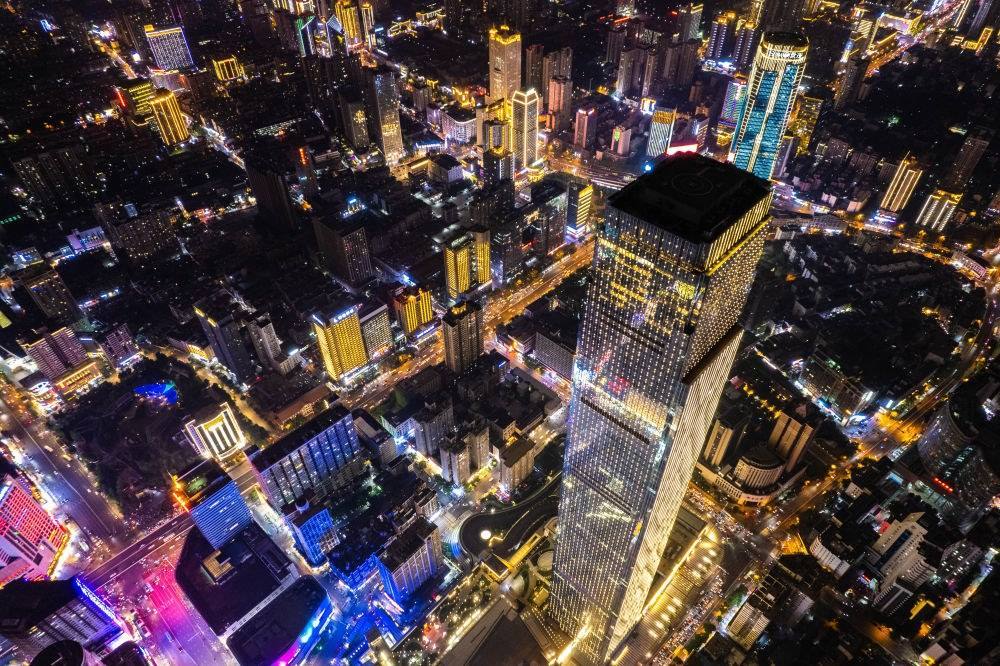 這是6月7日夜間拍攝的長(zhǎng)沙城區(qū)景色（無人機(jī)照片）。新華社記者 陳思汗 攝