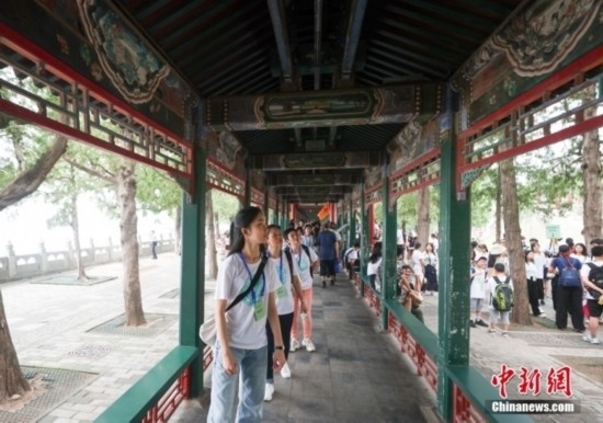 圖為學(xué)員們游覽長廊。<a target='_blank' href='/'><p align=