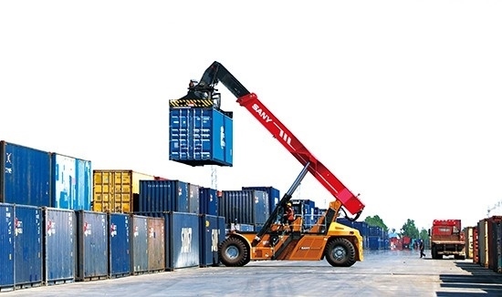 石家莊國際陸港內(nèi)整裝待發(fā)的集裝箱。 石家莊國際陸港供圖