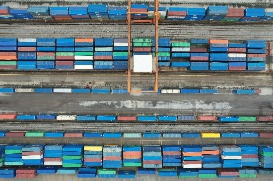 在廣州東部公鐵聯(lián)運(yùn)樞紐（增城西站），工作人員在進(jìn)行集裝箱轉(zhuǎn)運(yùn)工作。廣州交通投資集團(tuán)有限公司供圖