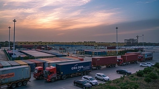 石家莊國際陸港內(nèi)整裝待發(fā)的集裝箱。 石家莊國際陸港供圖