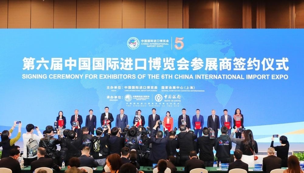 2022年11月6日，2022年中國國際進(jìn)口博覽會(huì)參展商聯(lián)盟大會(huì)在上海舉行。這是在大會(huì)期間進(jìn)行的第六屆進(jìn)博會(huì)參展商簽約儀式。新華社記者 方喆 攝