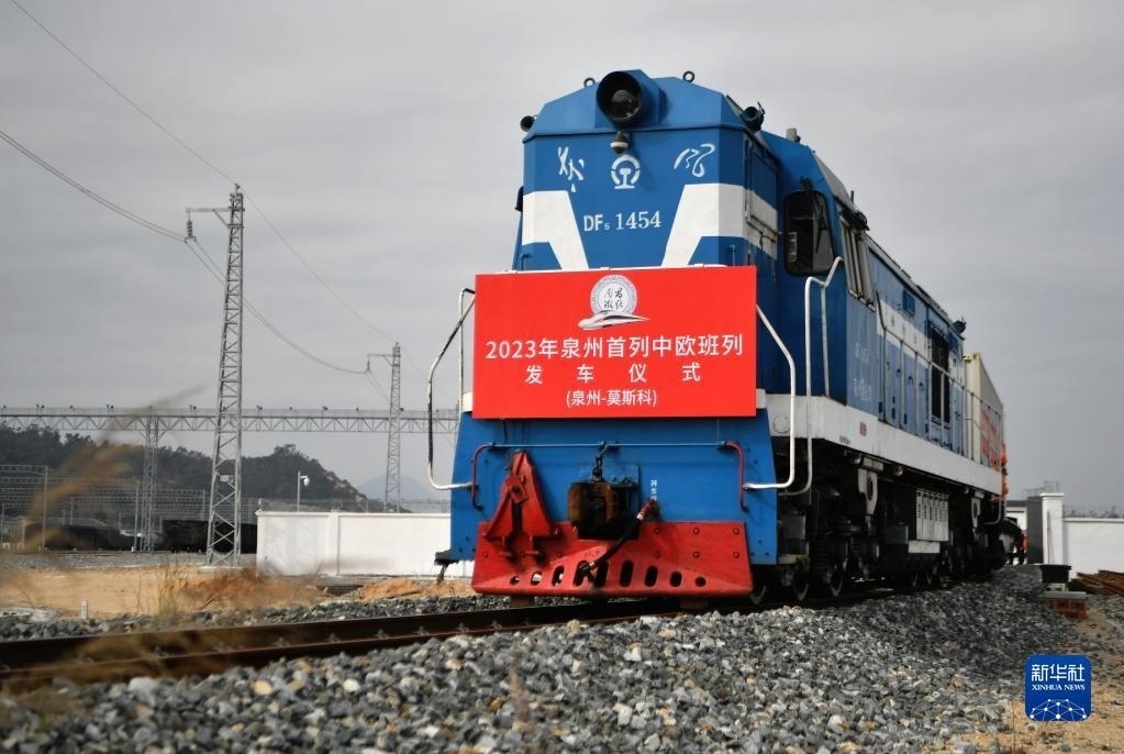 2月3日，中歐班列駛出興泉鐵路黃塘站。當(dāng)日，滿載著55個集裝箱的中歐班列，從位于福建泉州惠安縣的興泉鐵路黃塘站駛出。這是泉州今年開出的首趟中歐班列，也是興泉鐵路開通后的首趟泉州中歐班列。據(jù)了解，此次班列裝載產(chǎn)品主要來自泉州進出口企業(yè)，貨重601.4噸，貨值約262.5萬美元。新華社記者 魏培全 攝