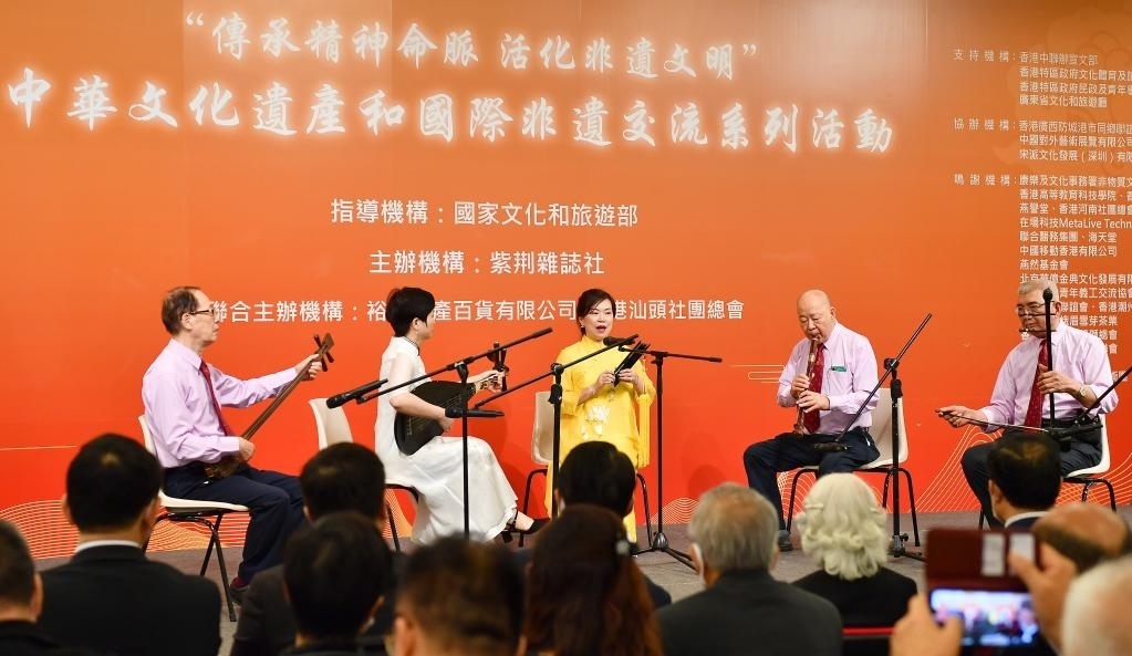 2022年11月23日，演員在“傳承精神命脈 活化非遺文明”中華文化遺產(chǎn)和國際非遺交流系列活動開幕式上表演非遺項目南音《滿空飛》。新華社記者 陳鐸 攝