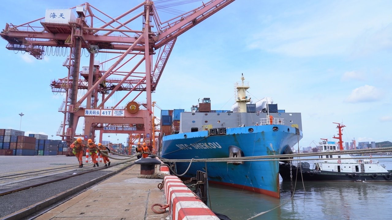 7月22日上午，“絲路海運(yùn)”電商快線“海豐蛇口”輪停靠廈門海天碼頭12號(hào)泊位裝卸集裝箱貨物。人民網(wǎng)記者 蘭志飛攝